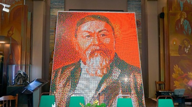Семейлік оқушылар рубик текшесінен Абайдың портретін жасады 