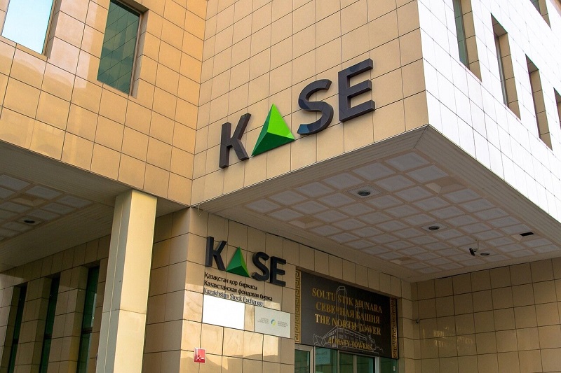 Объем торгов акциями на KASE в первом полугодии снизился вдвое 