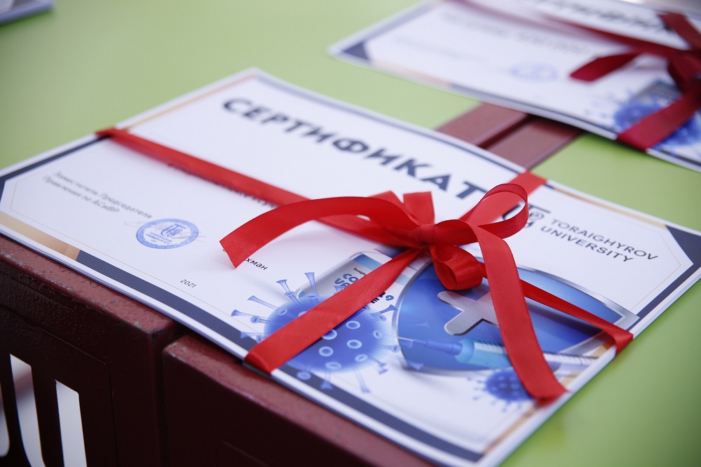 Павлодарский вуз раздавал подарки привитым студентам  
