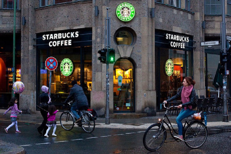 Крупнейшая мировая сеть кофеен Starbucks терпит убытки в Великобритании  