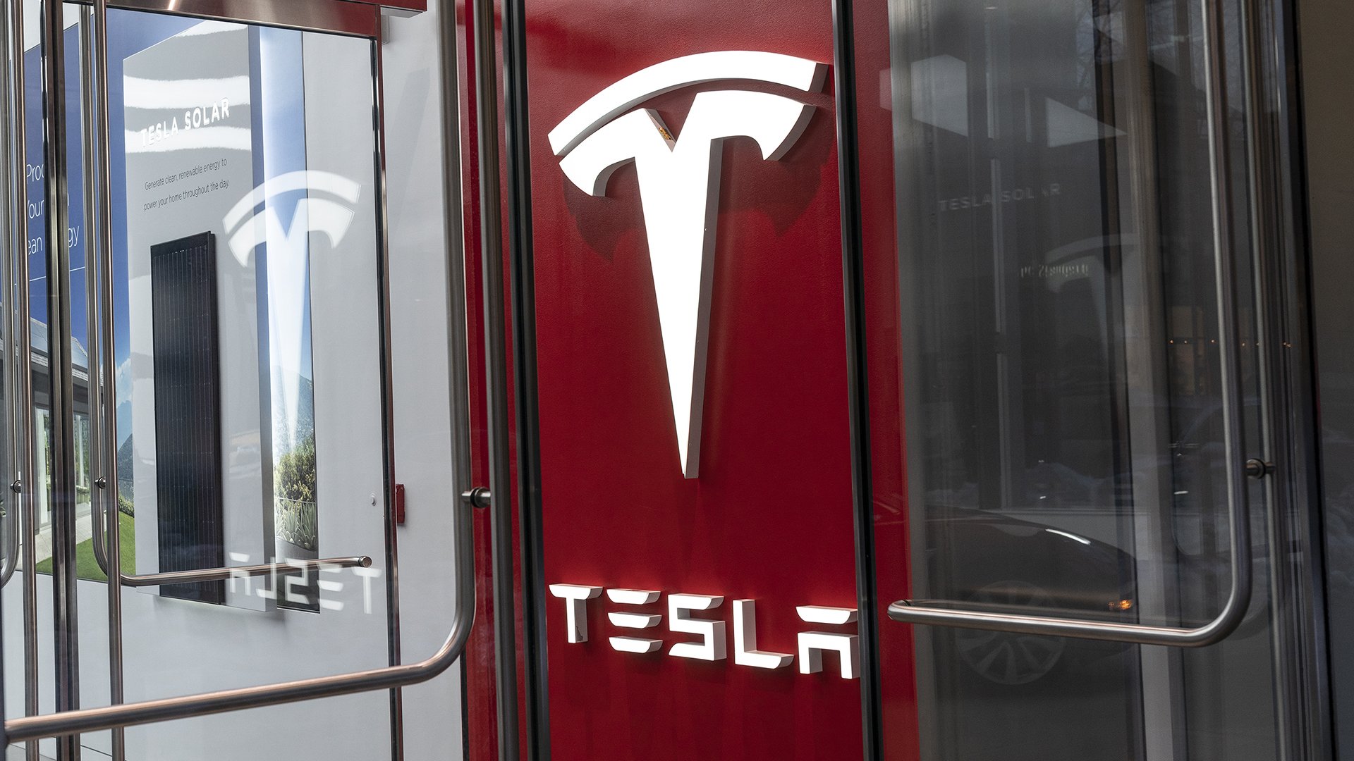 Клиенты Tesla подали на компанию в суд  