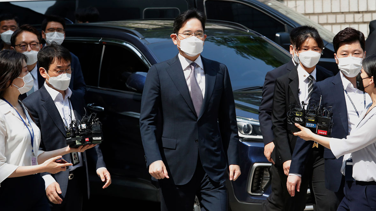 Главу Samsung приговорили к 2,5 года за коррупцию  