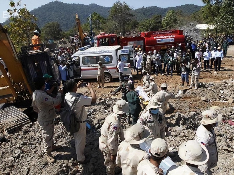 В Камбодже 36 человек погибли при обрушении строящегося здания  
