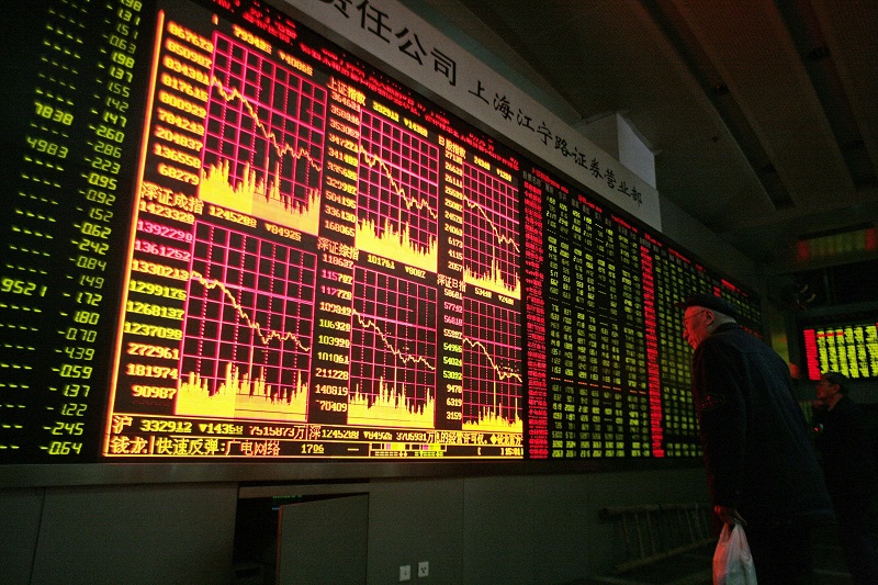 Китайские биржевые индексы упали на 8% на фоне коронавируса  
