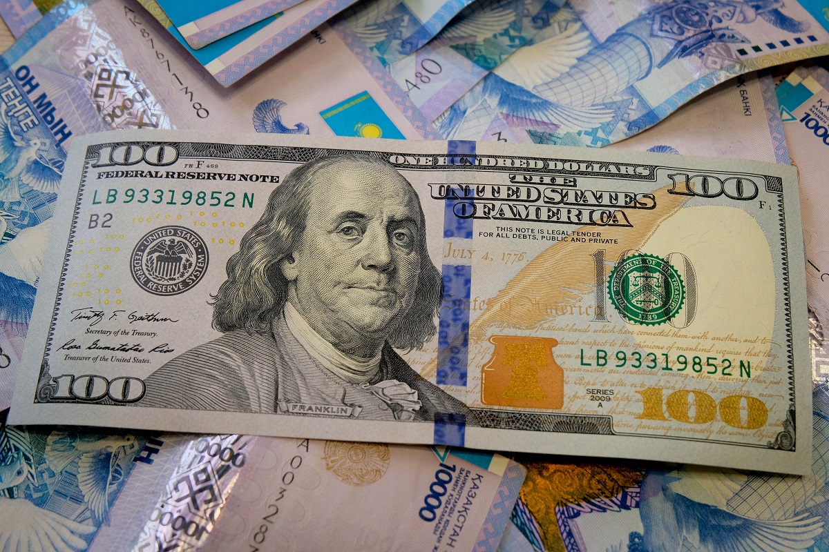 Почему снижается спрос на доллары, объяснил экономист 