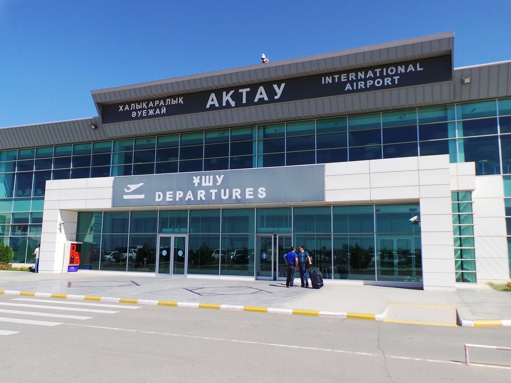 В  аэропорту Актау задерживаются несколько рейсов и эвакуировано около ста человек