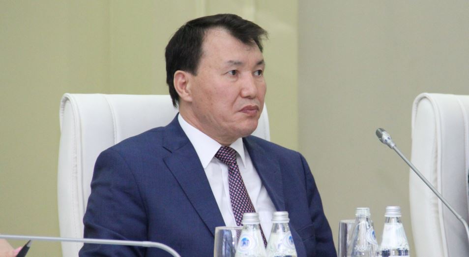 Алик Шпекбаев предлагает увеличить зарплаты госслужащим без бюджетной политики