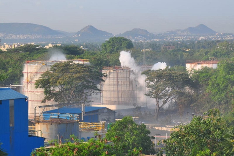 Тысячи человек пострадали из-за утечки газа на заводе в Индии  