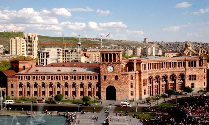 Приковавших себя к дверям здания правительства оппозиционеров задержали в Армении  