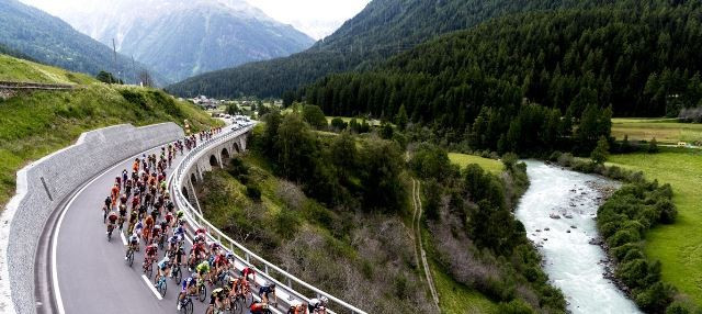 "Тур Швейцарии": на четвертом этапе велогонки казахстанцы получили травмы 