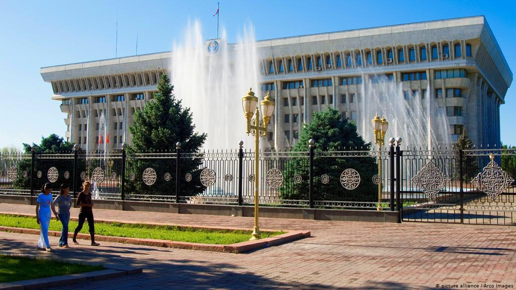 Қырғызстан: белсенділер мерзімінен бұрынғы президент сайлауын өткізуге үндеді 