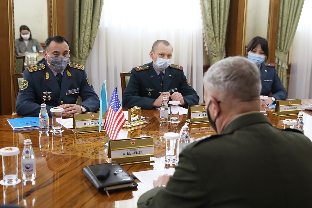 О чем говорил министр обороны Казахстана с командующим ЦЕНТКОМ США 