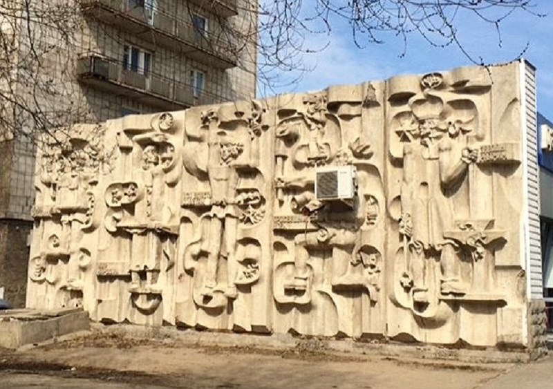 В Павлодаре демонтировали образец монументально-декоративного искусства советской эпохи «Мир народам»  