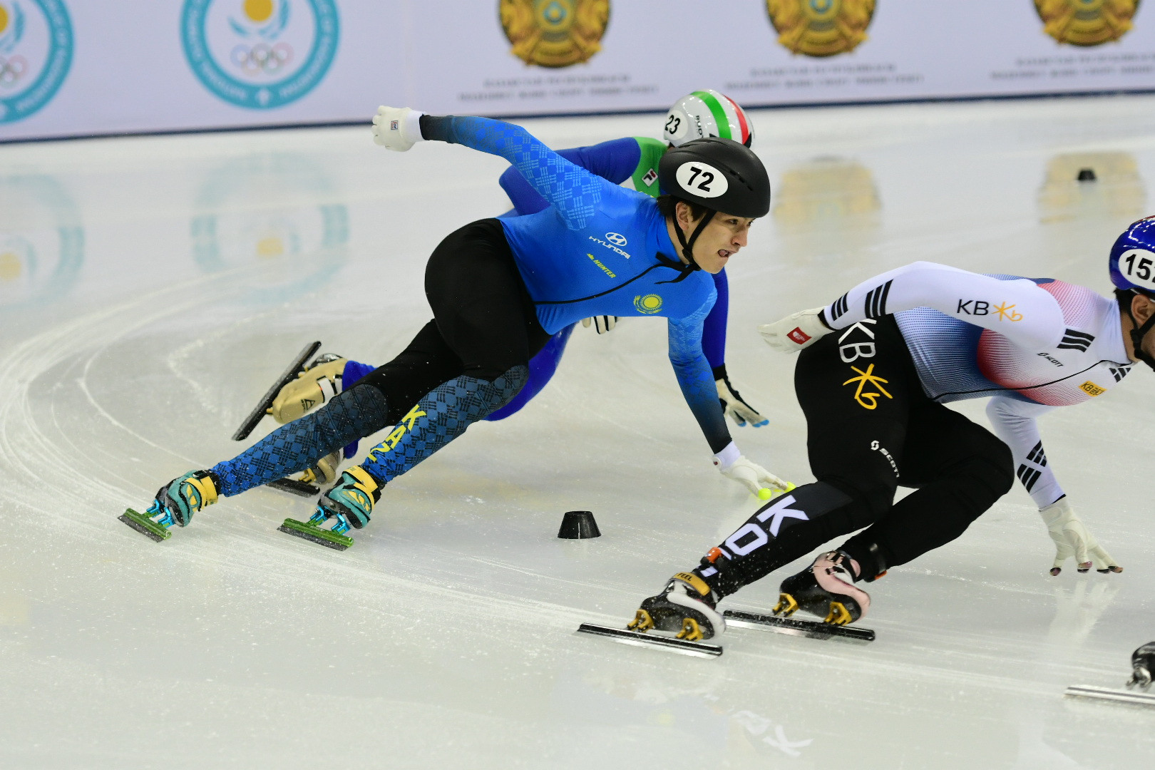 Этап Кубка мира по шорт-треку в Алматы: казахстанские спортсмены в полуфинале 