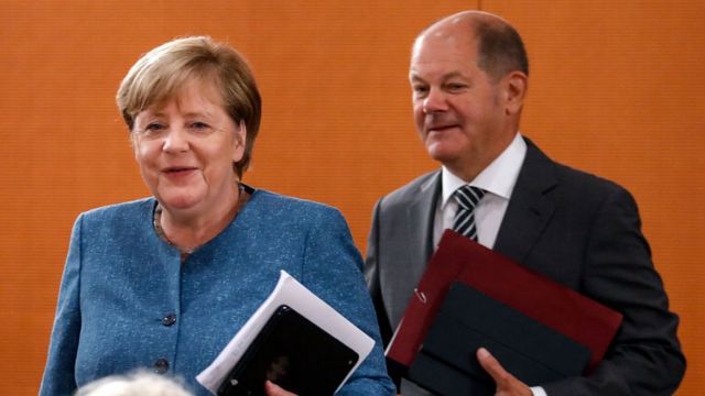 Меркель официально передала дела новому канцлеру Германии Олафу Шольцу