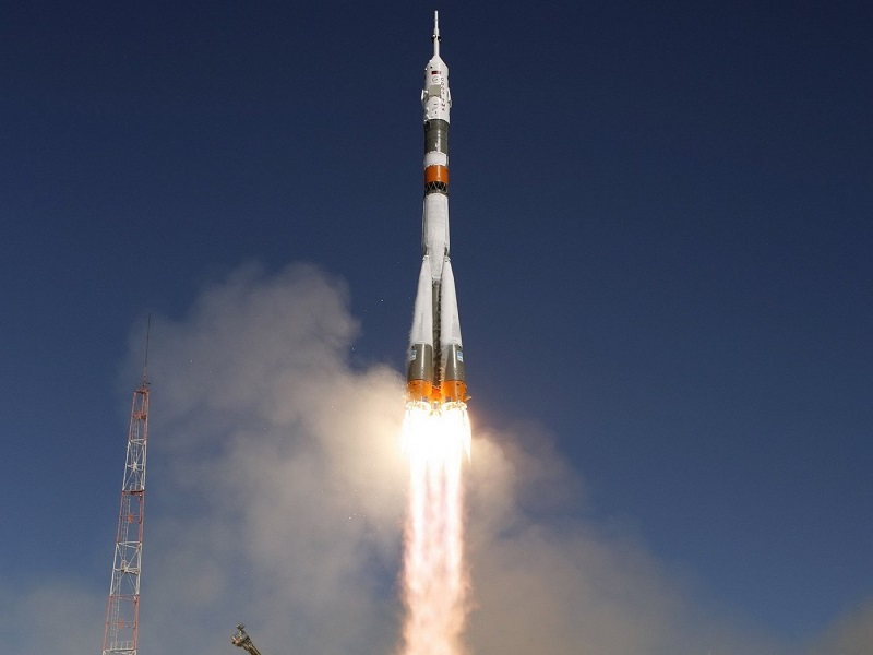 Ракета-носитель "Союз" установлена на комплексе "Байконур"   