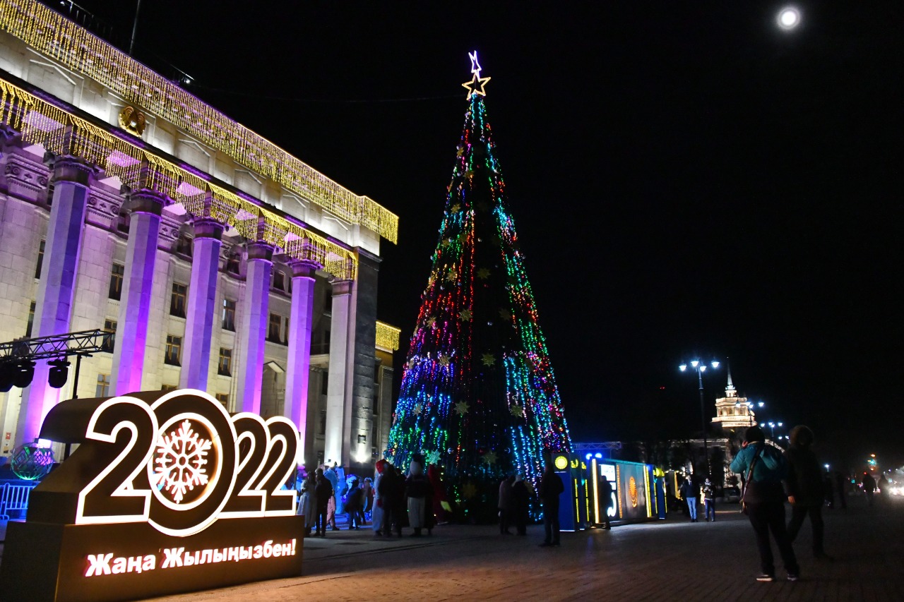 В Алматы зажгли главную новогоднюю елку города