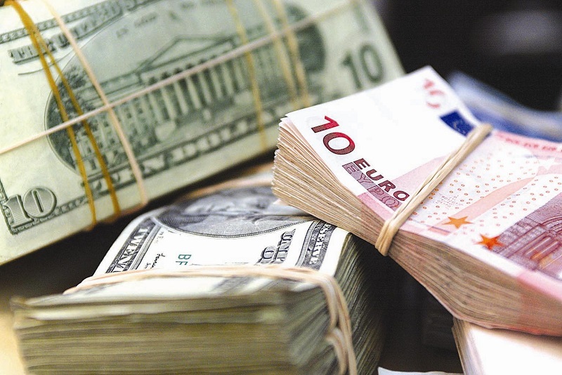 В Казахстане в зимние месяцы сократились "чистые" продажи долларов и евро  