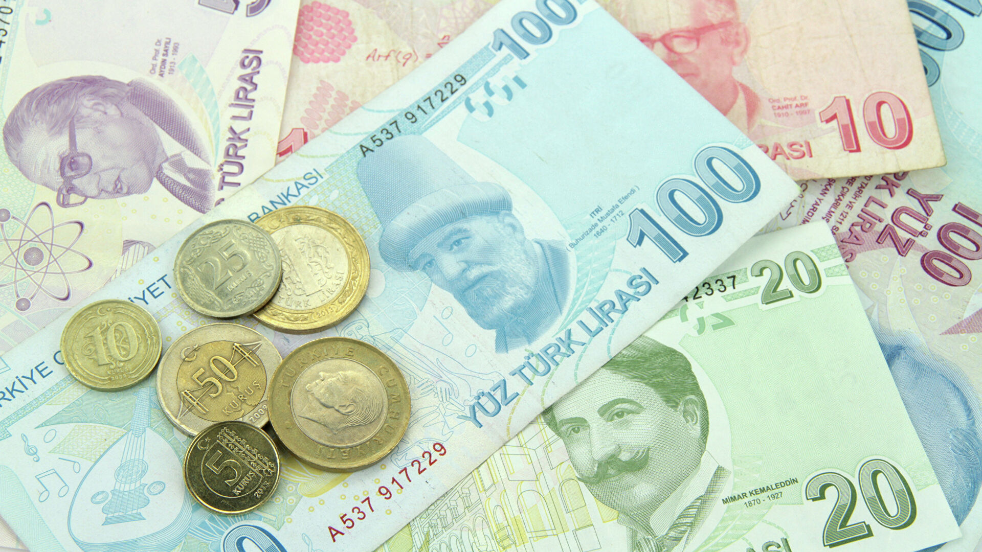 Валютные резервы Турции продолжают падать, вложения жителей в золото достигли рекорда