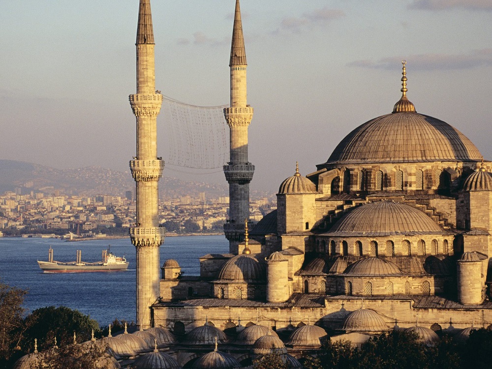 Впервые более чем за два месяца в турецких мечетях прошли пятничные молитвы