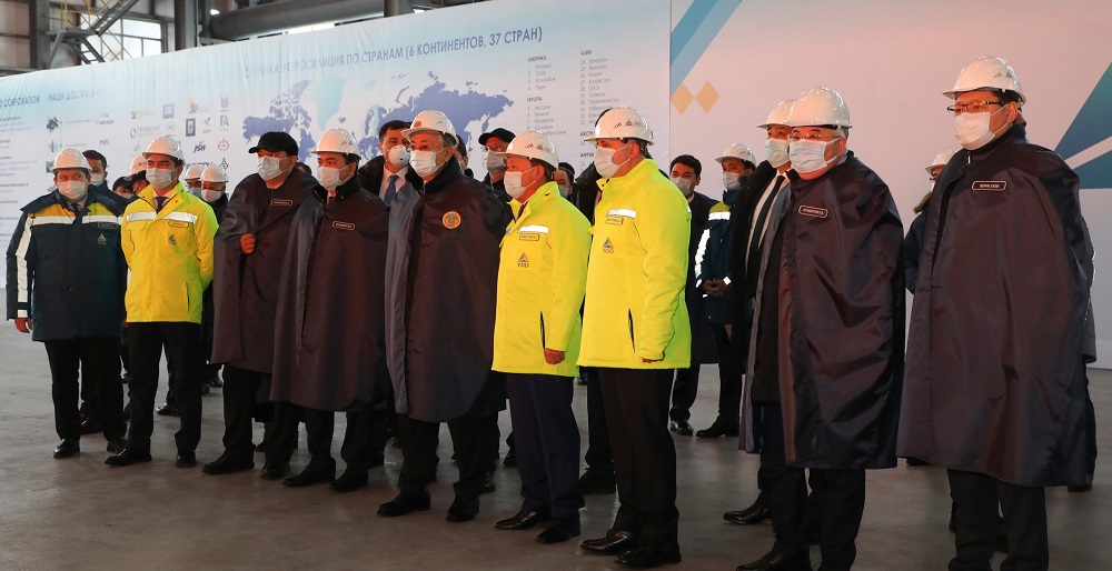 Глава государства посетил СЭЗ "Сарыарка" и ферросплавный завод 
