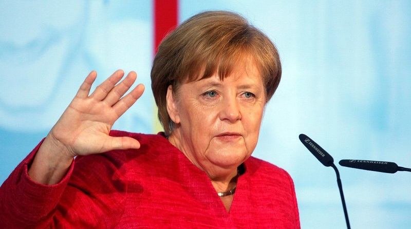 Ангела Меркель после приступов дрожи сидя слушала гимны ФРГ и Дании   