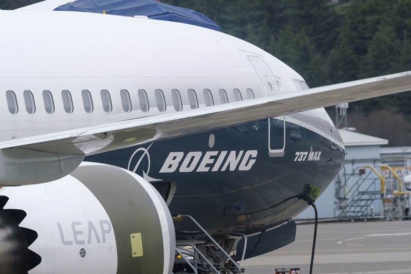 S&P, Moody's понизили рейтинги компании Boeing  