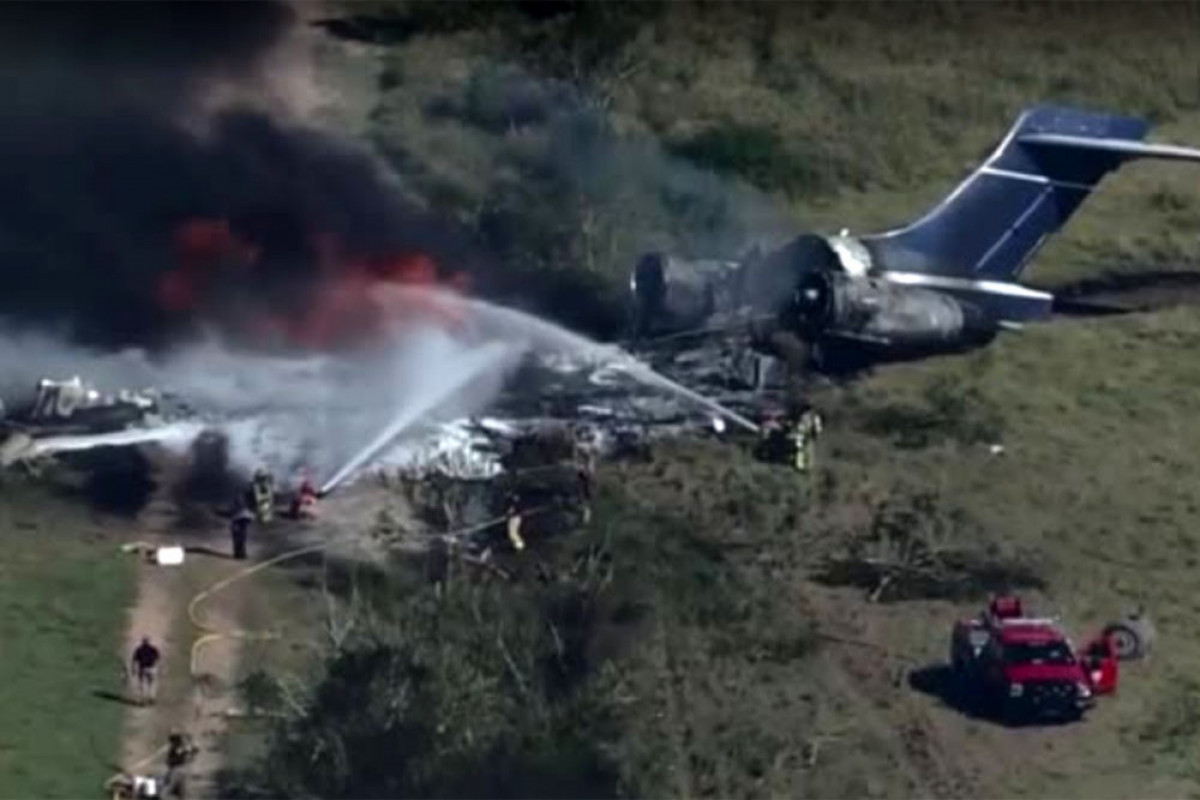 Самолет с пассажирами рассыпался на куски при взлете в США  