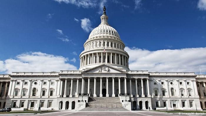 Палата представителей США проголосовала за увеличение выплат гражданам до 2 тысяч долларов  