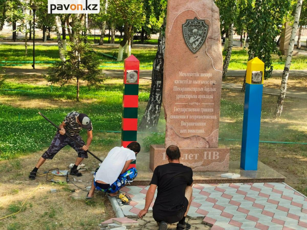 В Павлодаре демонтировали памятник пограничникам