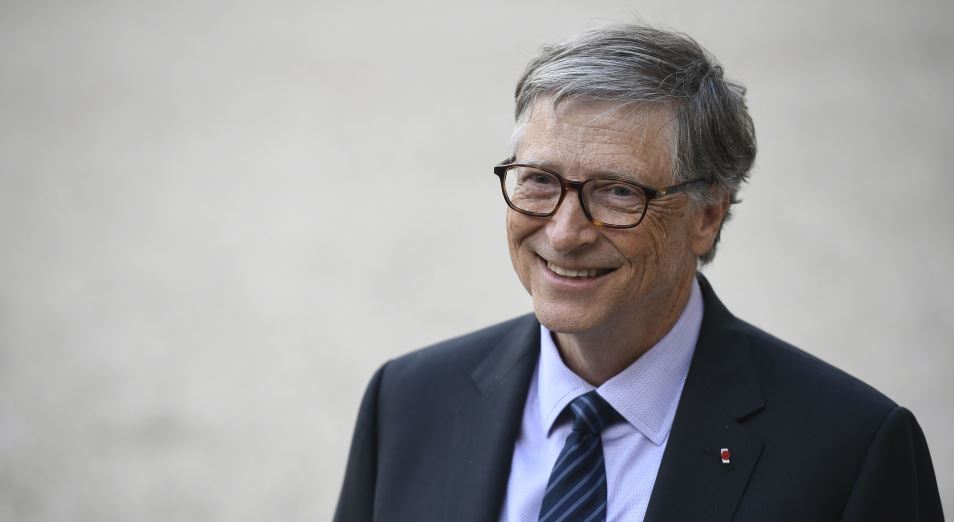 Билл Гейтс мог покинуть Microsoft из-за служебного романа. Что происходит с акциями компании