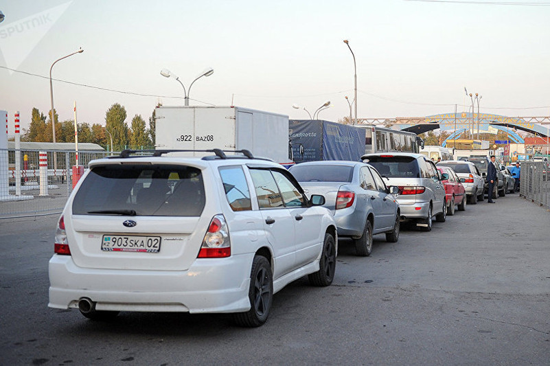 Очереди автомобилей стоят на киргизско-казахстанской границе  