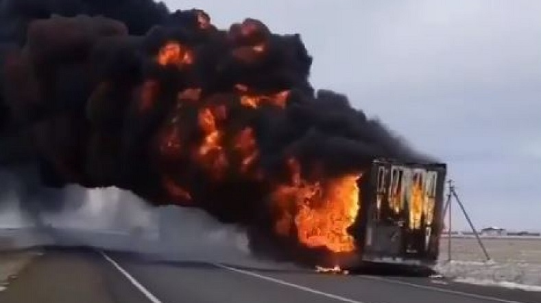 На трассе в Атырауской области сгорел прицеп грузовика из Турции с 22 тоннами ваты  