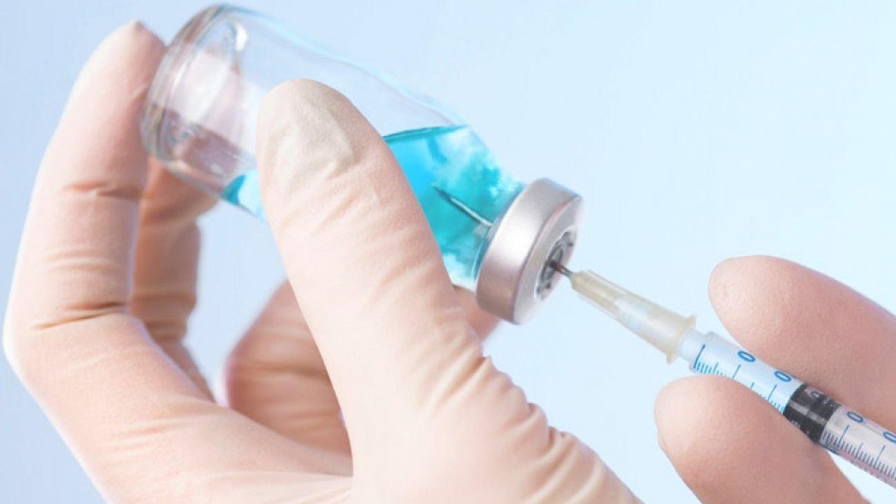 В Британии заявили о падении риска госпитализации с "омикроном" на 80% после трех прививок