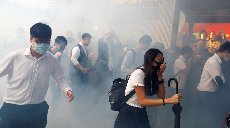 Полиция в новогоднюю ночь применила слезоточивый газ против гонконгских демонстрантов   
