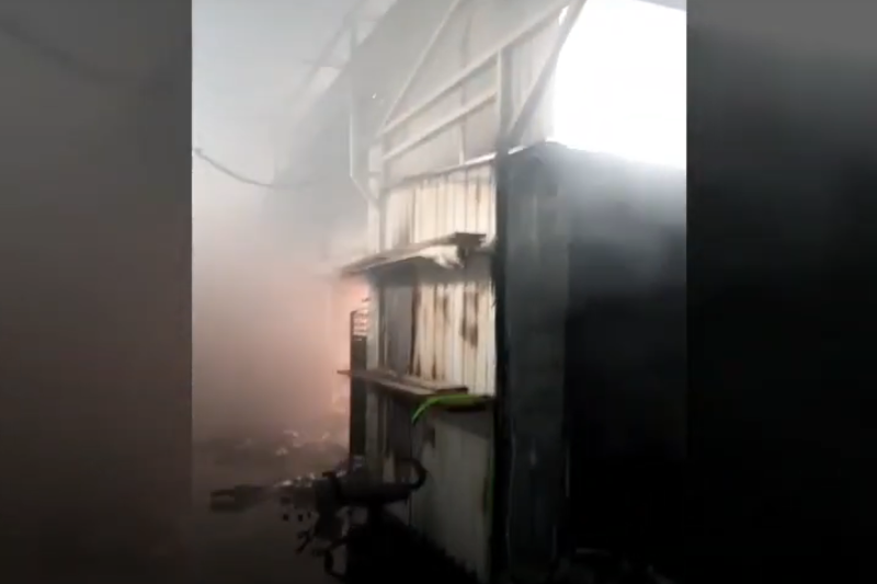 Пожар повредил часть рынка в Актау  
