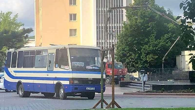 Мужчина со взрывчаткой захватил автобус с пассажирами в Луцке  
