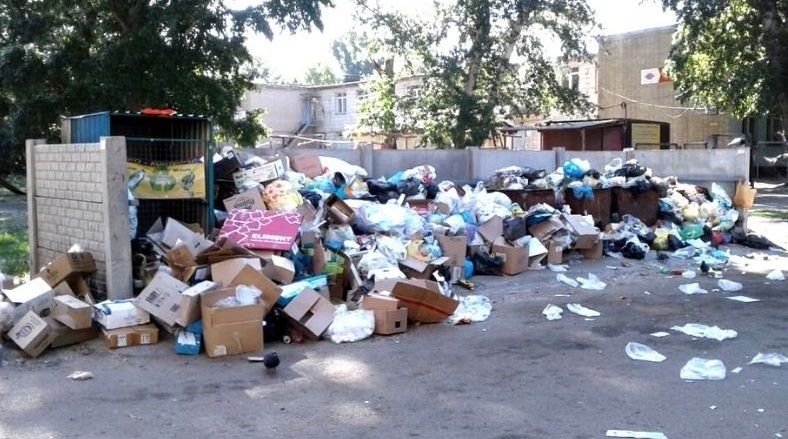 Жители Усть-Каменогорска жалуются на горы мусора во дворах  