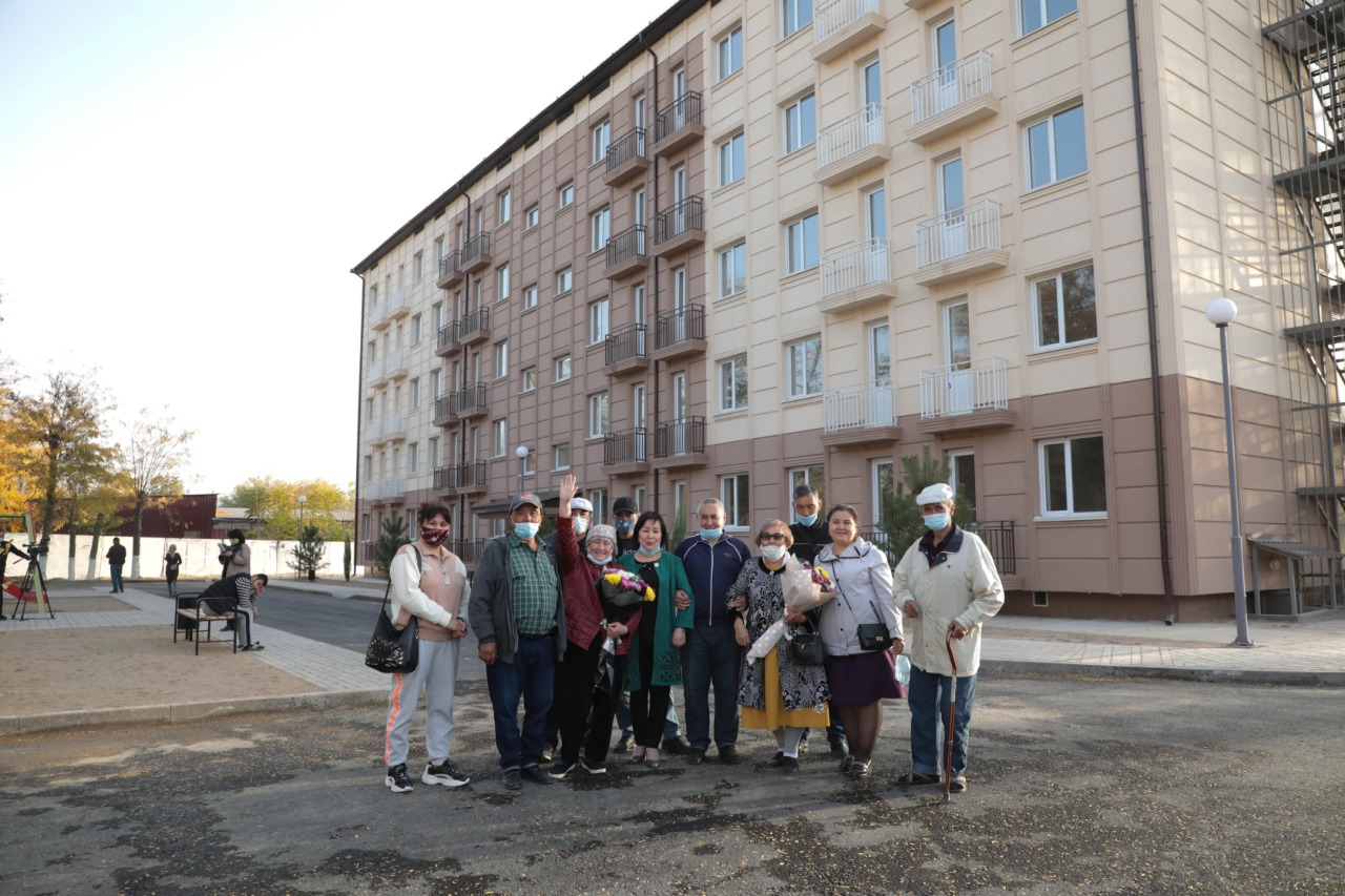 Бауыржан Байбек встретился с жильцами сгоревшего дома в Шымкенте
