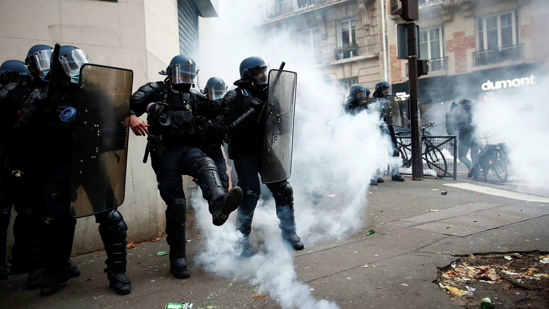 Почти 70 полицейских пострадали в ходе беспорядков во Франции