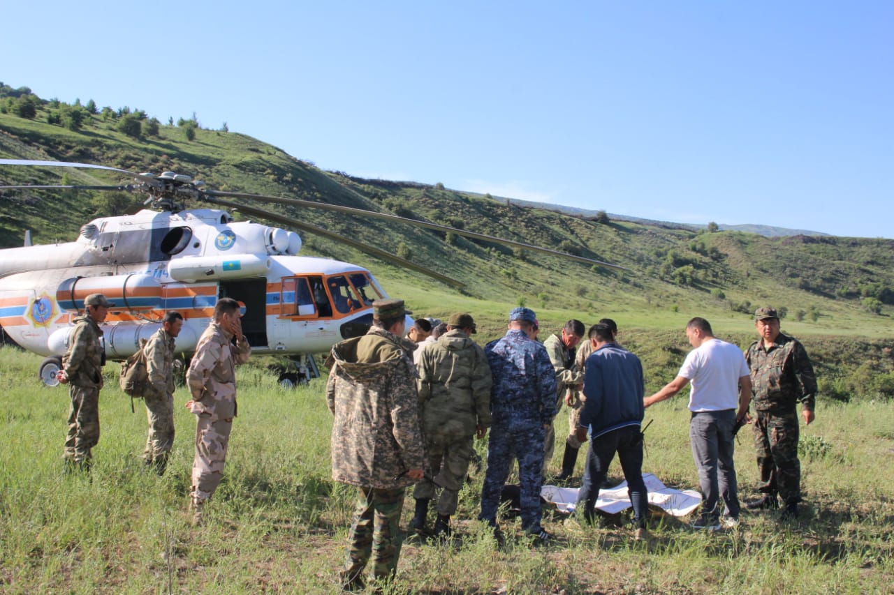 Спасатели МЧС Узбекистана помогают искать пропавших туристов в горах Туркестанской области  