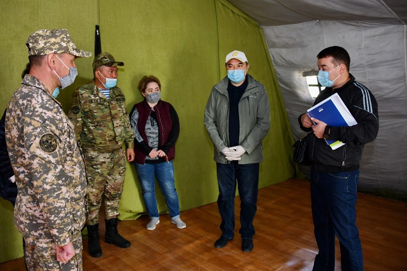 Ержан Бабакумаров посетил полевой госпиталь МО РК для размещения лиц с COVID-19  