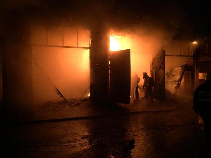 Пожар на СТО в Алматы: сгорели около 20 автомобилей  