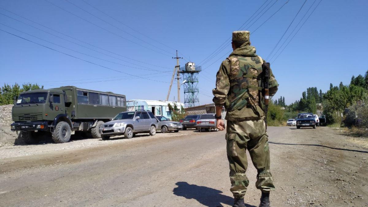 Граждане Таджикистана закидали камнями здание войсковой части в Кыргызстане  