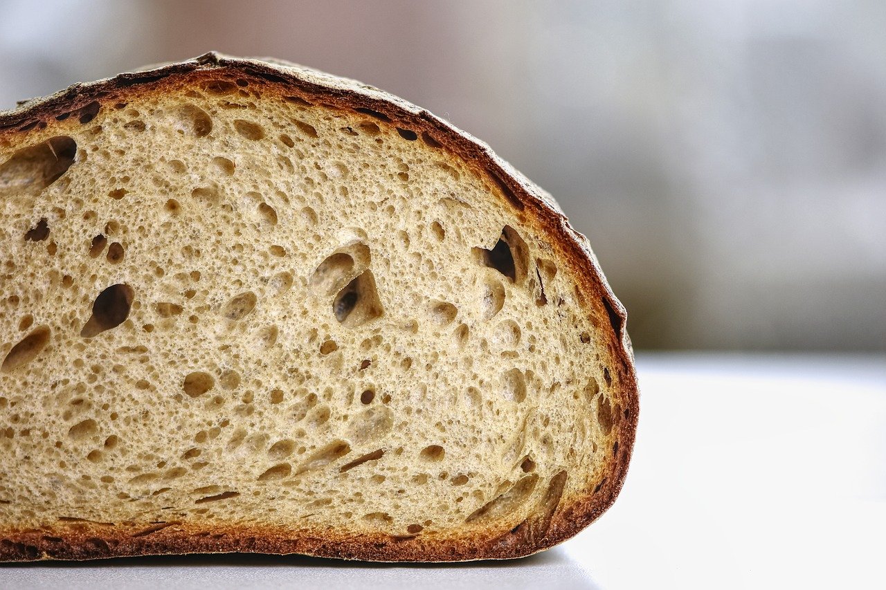 Жесткое ограничение: до пяти булок хлеба в одни руки продают в южной столице