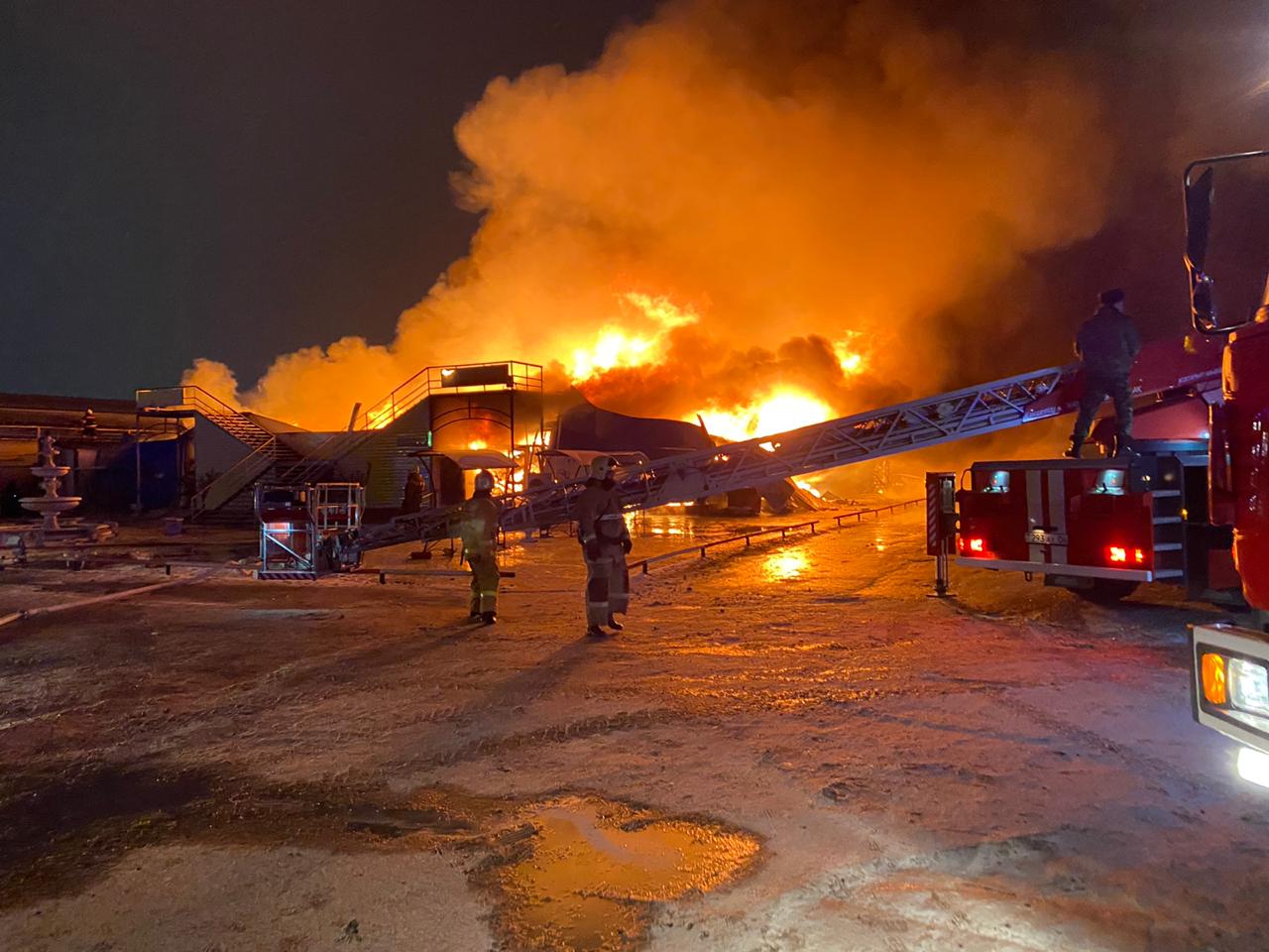 Произошел пожар на одном из рынков в Атырау 