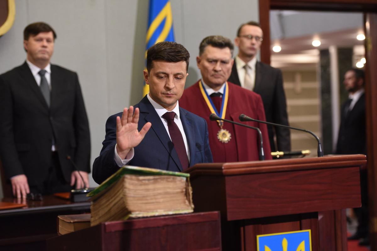 Зеленский вступил в должность президента Украины и предложил кабинету министров подать в отставку  