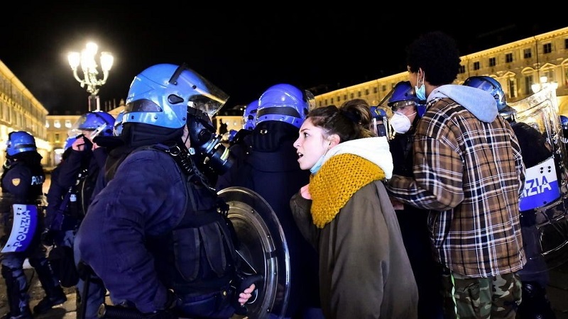 В Италии прошли масштабные протесты из-за новых ограничений в связи с COVID-19  