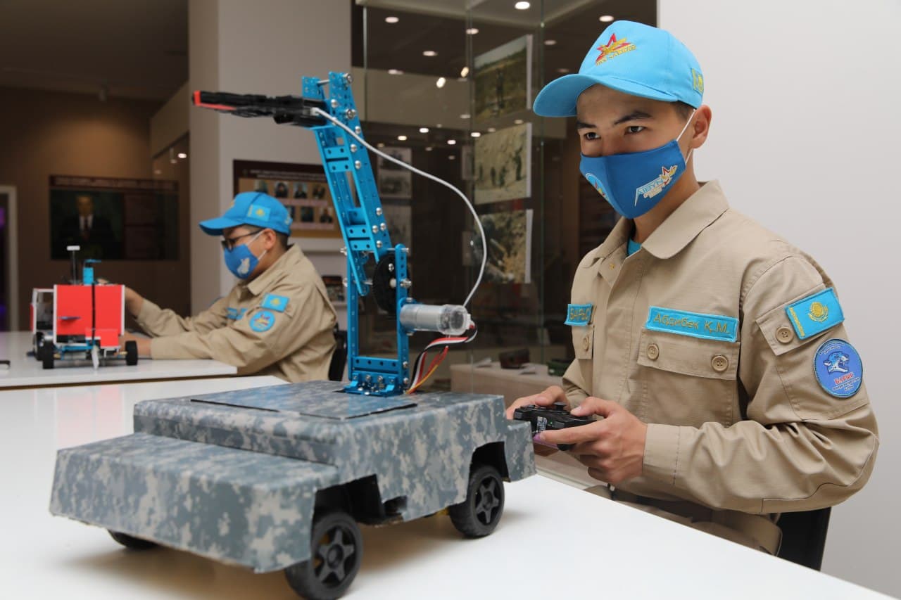 Робот-сапер, робот-логистик и робот-пожарный появились в Военно-историческом музее Вооруженных сил
