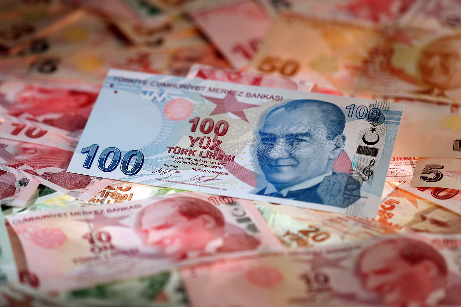 Турецкая лира подешевела до рекордного минимума к доллару 